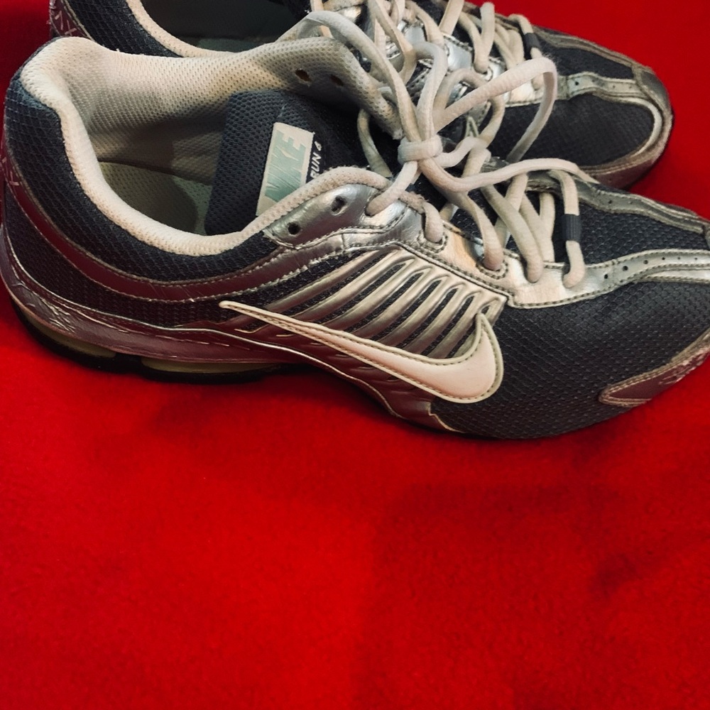 Nike Reax Run 4 Gray and White Athletic Shoes